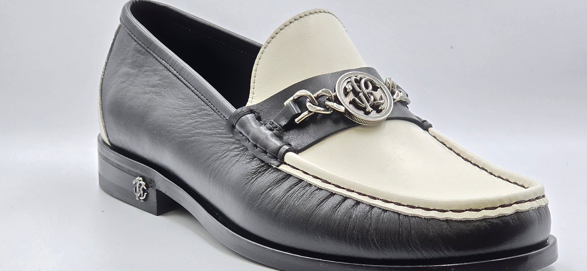 9105 Roberto Cavalli Loafers / Black - White